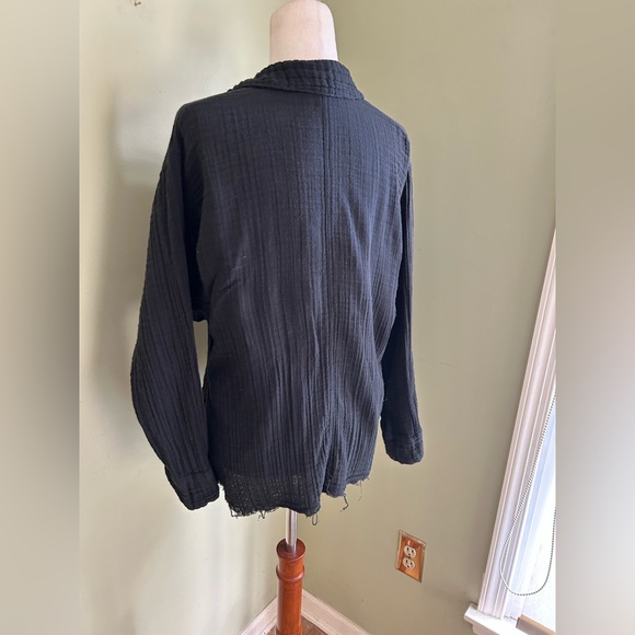 Urban Outfitters Addison Button-Front Blouse. Black size S. Raw hem, side vent. - Picture 7 of 16